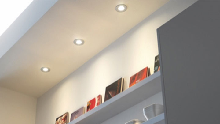 Spots LED Pḧilips soulignant une étagère de bibliothèque