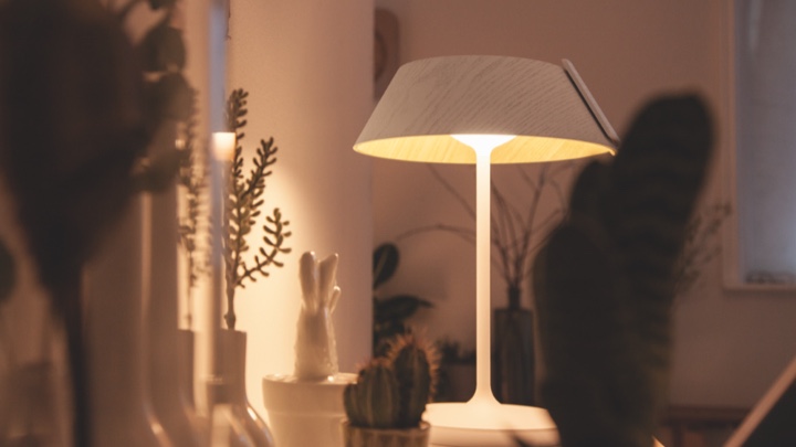 Tafellamp die een kast in de woonkamer verlicht