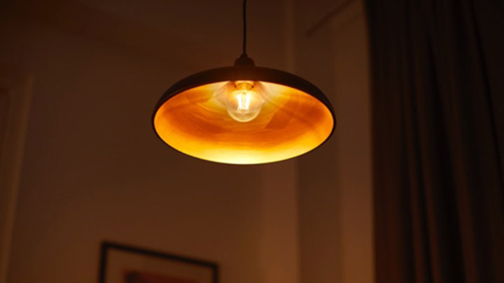 Une lampe dotée d'une ampoule à la lumière chaleureuse et accueillante