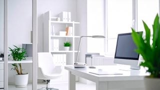 Een man die thuis werkt aan een rommelig bureau