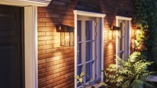 L'applique murale extérieure à LED moderne illumine l'extérieur en bois rustique, présentant des solutions d'éclairage écoénergétiques et résistantes aux intempéries pour les façades et les porches de maisons contemporaines.