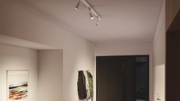 Spots de plafond dans l'entrée, orientés vers le porte-manteaux